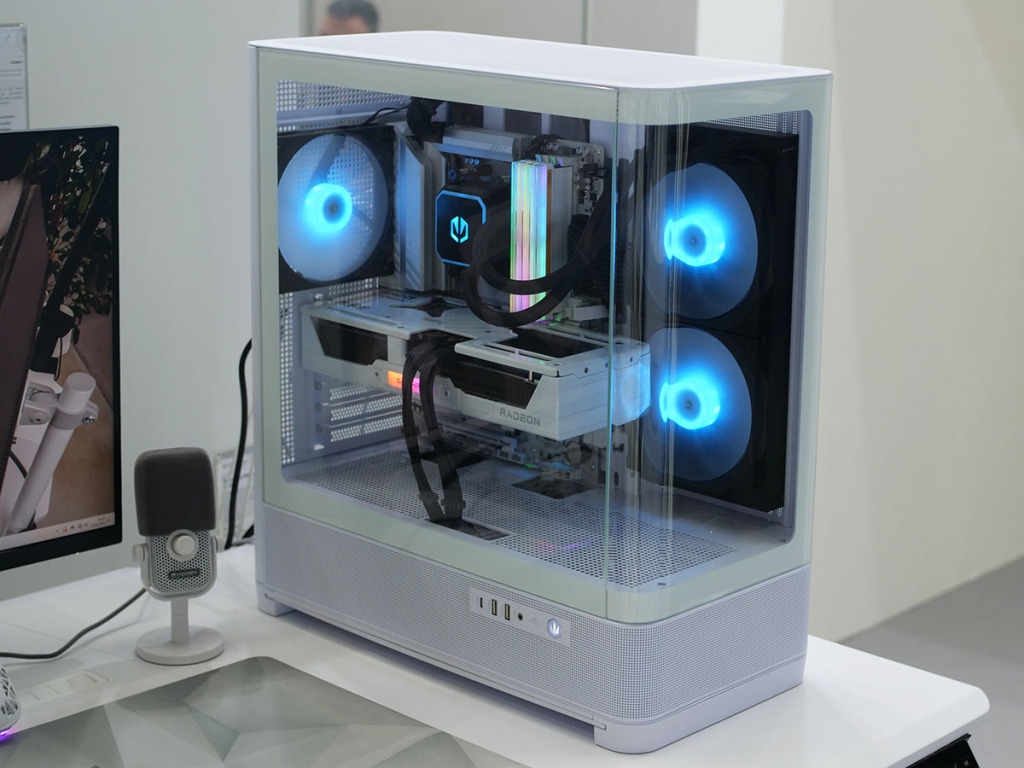 Endorfy présente ses futurs boîtiers PC au Computex 2025 : du blanc, du panoramique et du compact 8 endorfy fishtank 8000 white 01