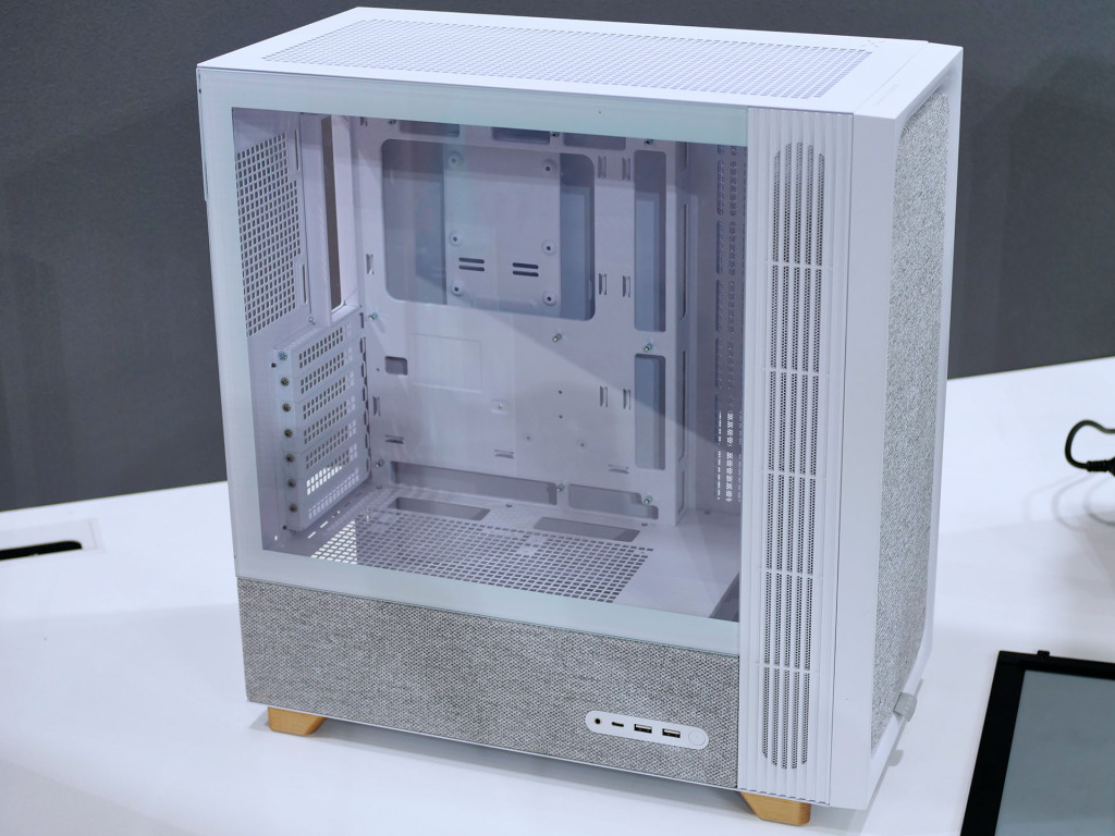 TRYX fait sensation au COMPUTEX avec des produits de pointe 22 tryx flova white